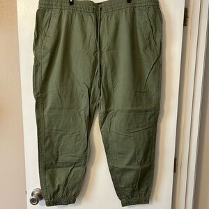 GAP Women's Olive Green Capris